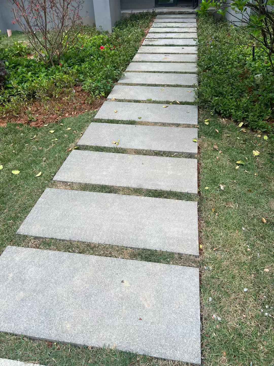 泰安 芝麻黑小区踏步、汀步石铺装效果