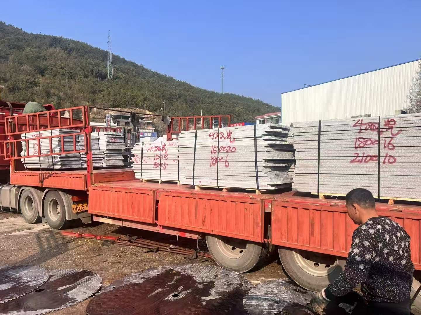 泰安 芝麻灰花岗岩光面毛板出货日常