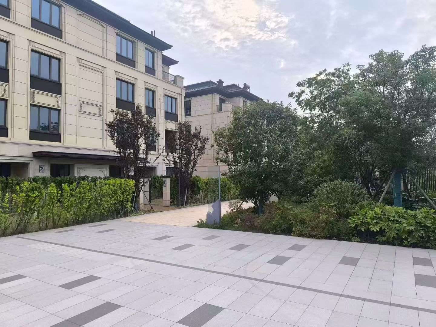 泰安 芝麻白与芝麻白搭配铺装，尺寸1200*600