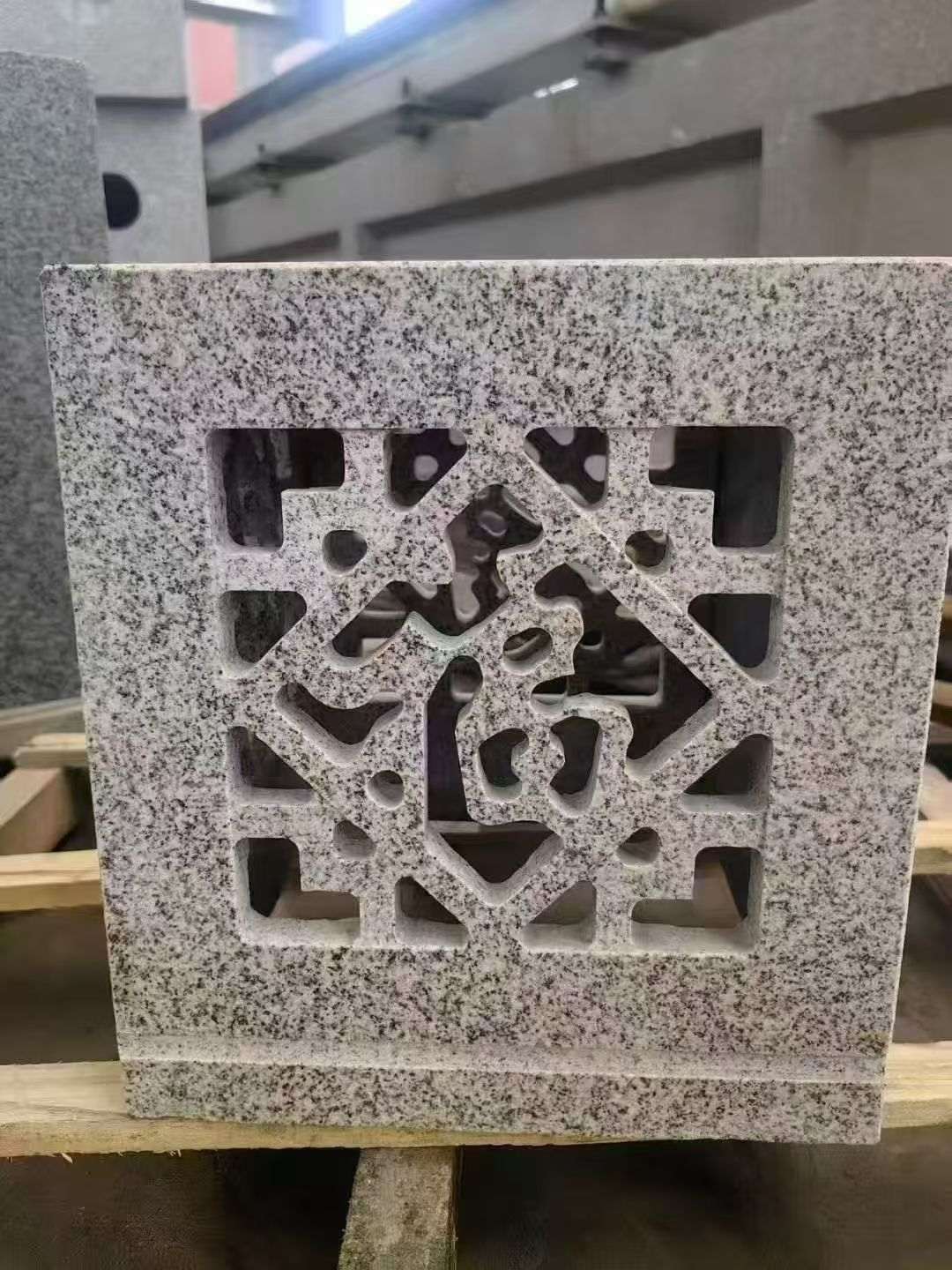 泰安 芝麻白花岗岩镂空雕花灯笼